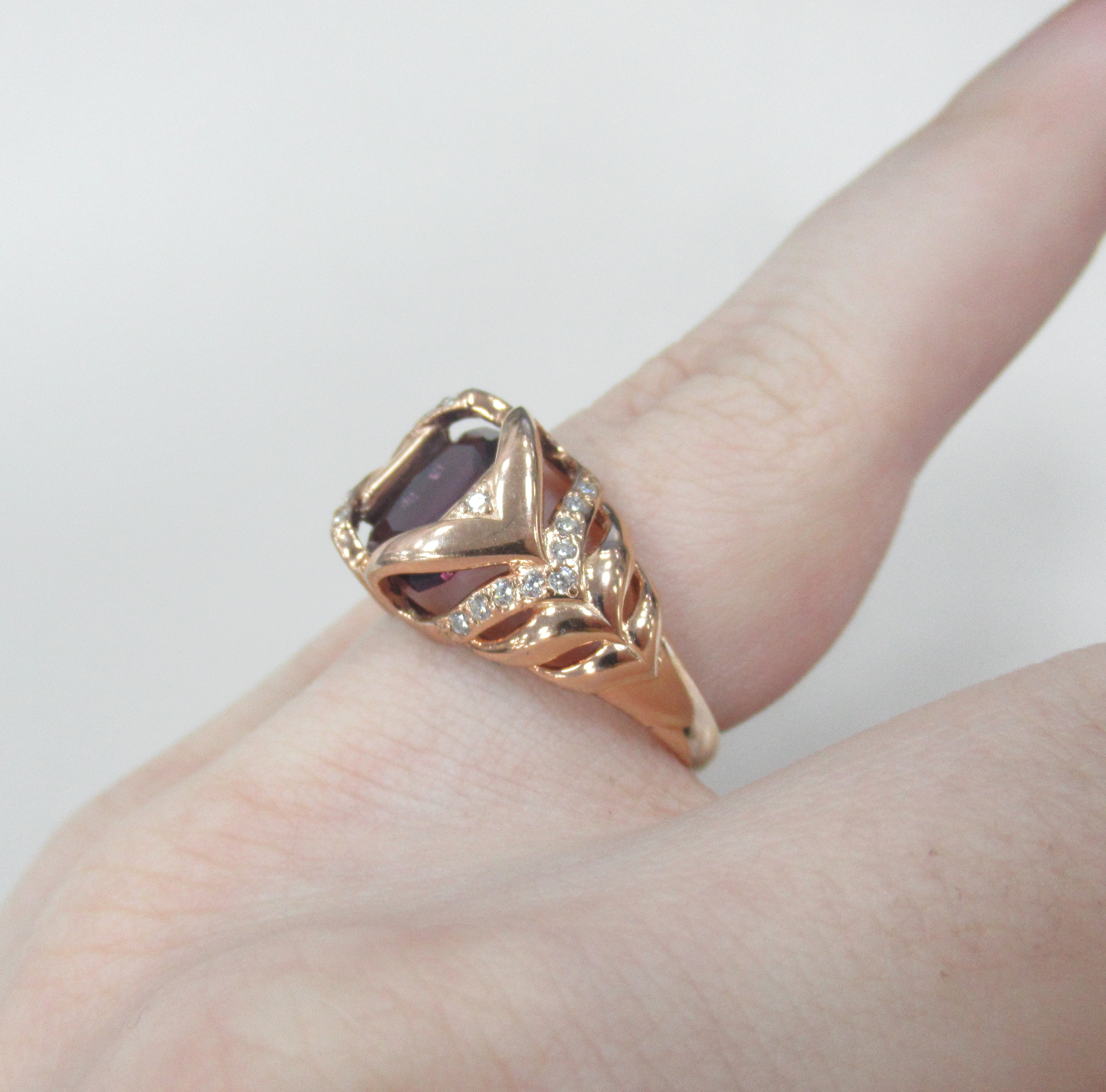 Серебряное кольцо 925 пробы; вставки 1 Пл. Кварц цв.аметист; 20 Куб. Цикроний бесцв.;